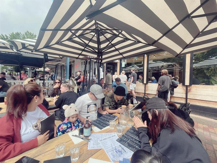 Minh Hải vui vẻ tụ tập bạn bè vào cuối tuần tại Australia