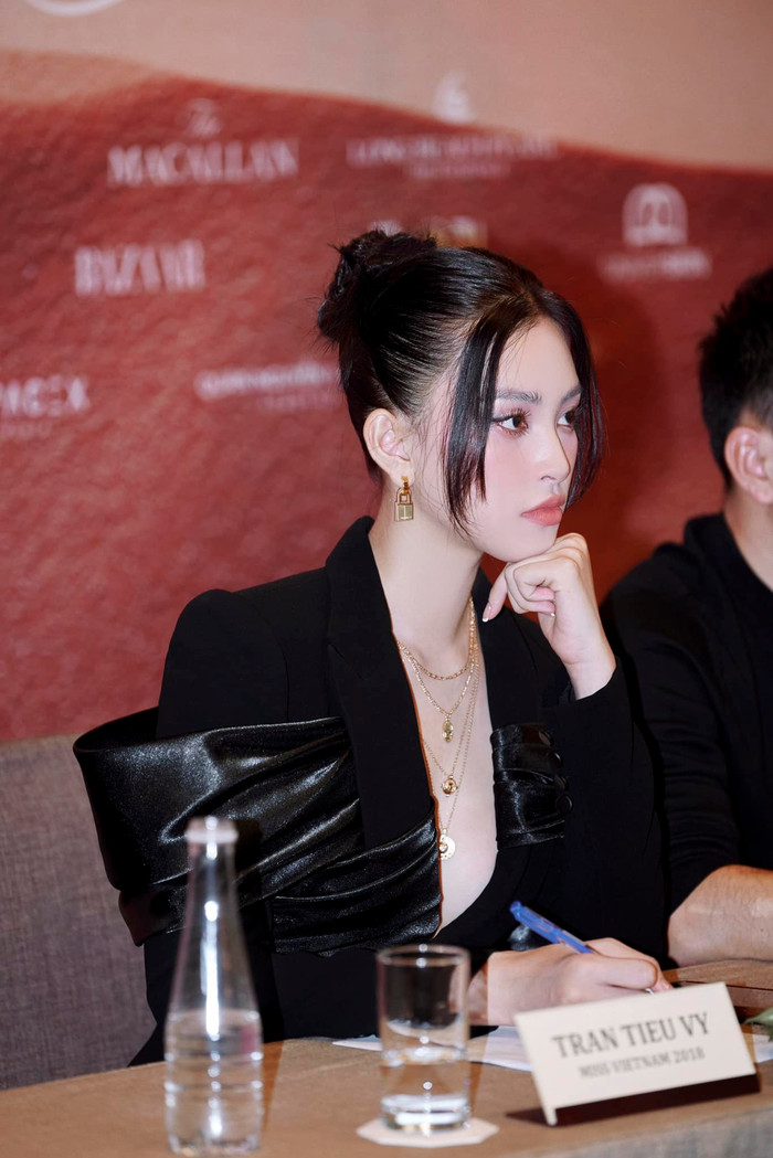 Cách sử dụng phụ kiện, trang điểm đơn giản nhưng nhấn nhá hoàn hảo từng đường nét khuôn mặt. 