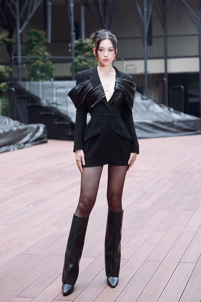 Người đẹp mix vest giấu quần kèm boots cổ cao, mang lại nét cá tính mà vẫn rất gợi cảm, quyến rũ. 