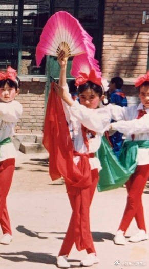 Dân tình đều tấm tắc khen Triệu Lệ Dĩnh từ bé đã sở hữu nét đẹp thanh tú.