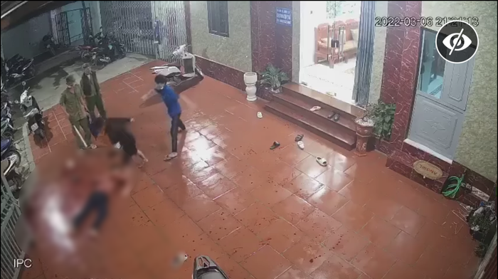 Vụ việc được camera an ninh ghi lại.