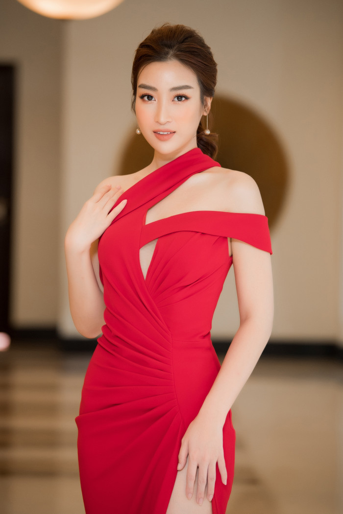 Mentor - Huấn luyện viên - Giám khảo: Chiếc áo quá rộng với các nàng hậu 10X? Ảnh 4