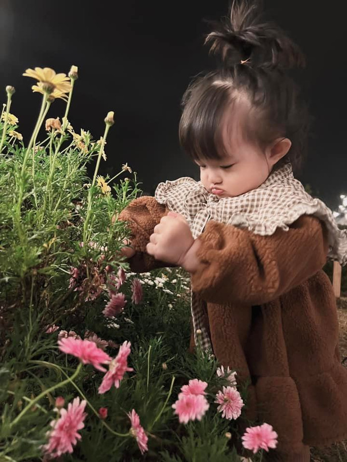 Winnie đi hái hoa cùng mẹ Đông Nhi...