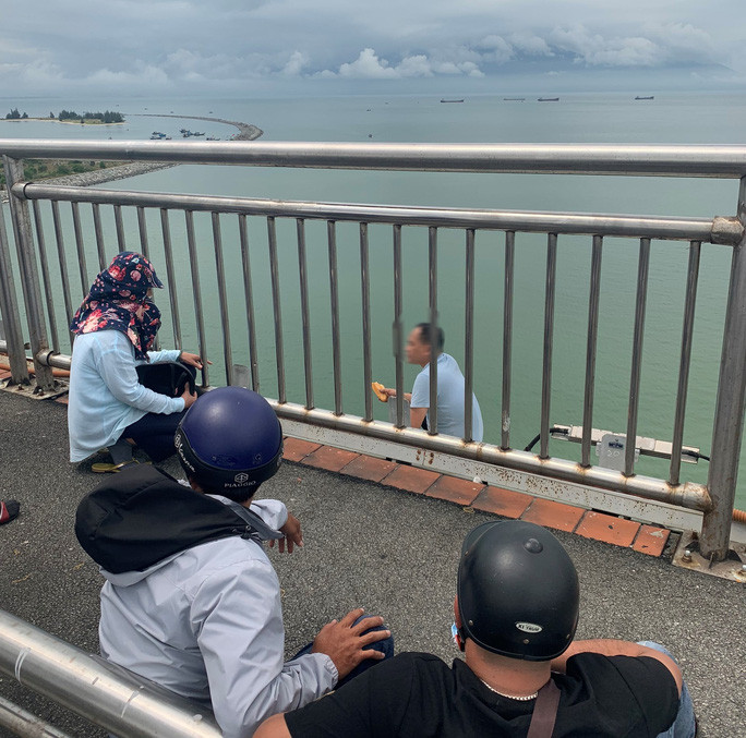 Người đàn ông ăn bánh mì, uống nước suối 'cầm hơi', tiếp tục ngồi thành cầu Thuận Phước