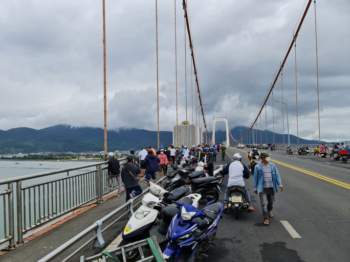 Nhiều người dân hiếu kỳ dõi theo sự việc. 