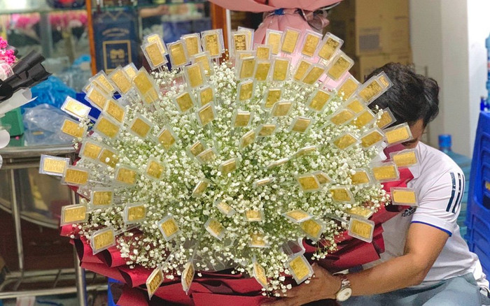 Đại gia Cần Thơ tặng vợ bó hoa gắn 100 lượng vàng SJC, trị giá gần 7 tỷ đồng nhân ngày 8/3 Ảnh 2