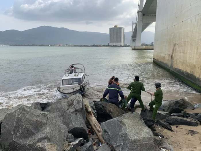 Tuy nhiên, đến 7 giờ ngày 8/3, anh Th. lại tiếp tục ra cầu Thuận Phước để tự tử và đã không ai có thể ngăn cản kịp. 