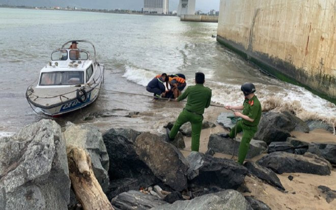 Vụ người đàn ông đu lan can cầu Thuận Phước: Cái kết buồn sau 15 giờ 'cố thủ' trên cầu Ảnh 2