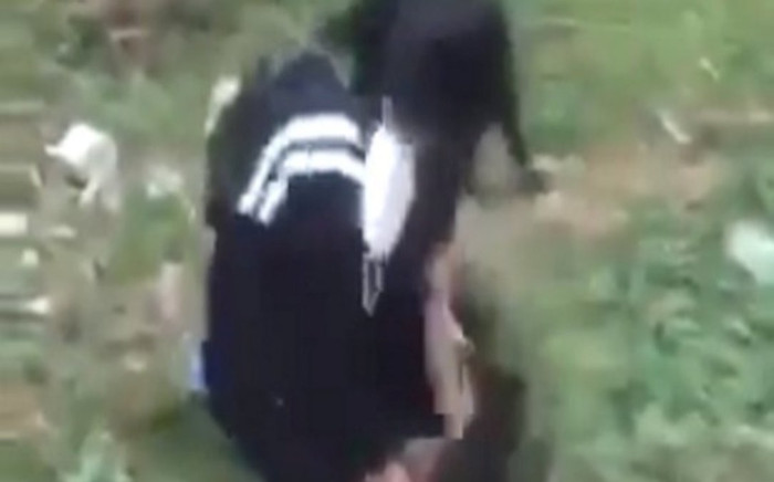 Công an vào cuộc làm rõ vụ hai nữ sinh đánh nhau trước cổng trường tại Thanh Hóa Ảnh 2