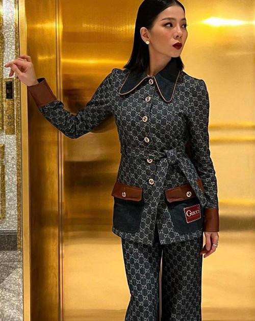 Kết hợp cùng loạt phụ kiện xịn sò, kim cương đắt giá, khó lòng định giá được tổng giá trị set đồ rơi vào con số nào. 