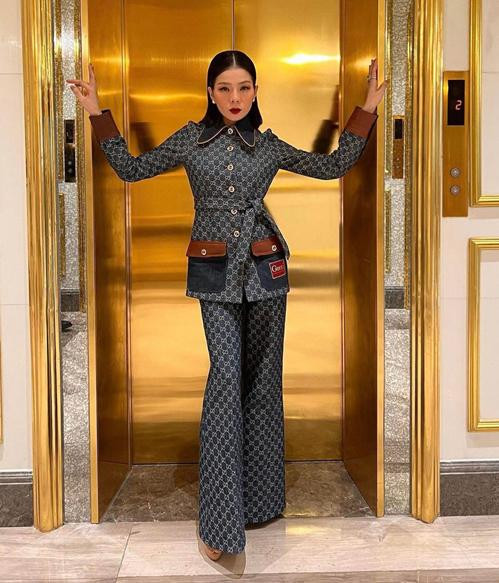 Khi đi chấm thi sơ khảo Miss World 2022, Lệ Quyên mang đến hình ảnh sang chảnh, đắt giá với cả cây đồ thuộc nhà mốt Gucci. 