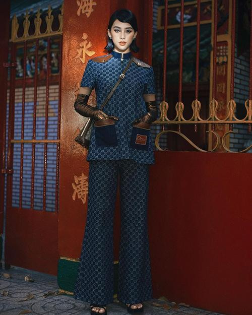 Thiết kế trẻ trung này rất được lòng các mỹ nhân Vbiz, Hoa hậu Tiểu Vy cũng mặc qua nó với cách diện 'kín cổng cao tường'. 