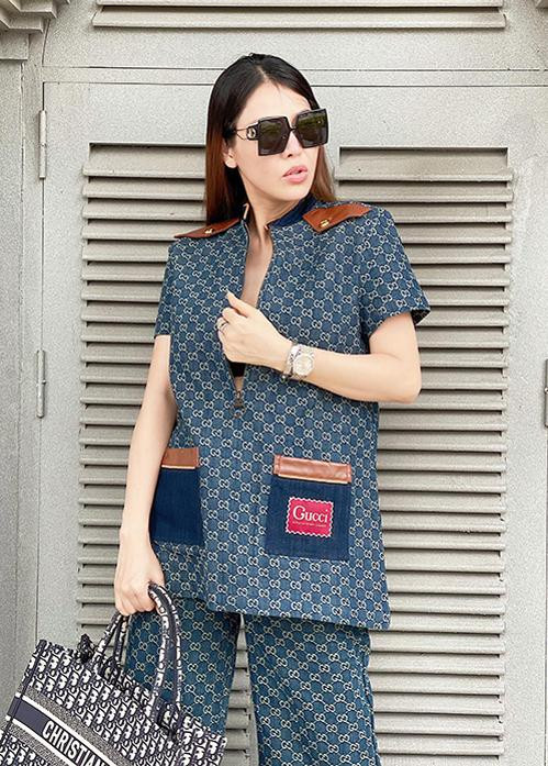 Nhưng về độ 'cháy' và 'bạo' thì Quế Vân mới là người ghi điểm hơn cả. Để không trờ nên ngốt mắt, 'mẹ bỉm' kéo bung phần áo, để lộ làn da trắng cùng thềm n.gực nõn nà. 