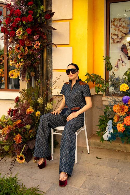 'Hoa hậu đền Hùng' Giáng My cũng từng diện qua thiết kế này trước đó. 'Mỹ nhân ảnh lịch' giữ nguyên phom dáng suông, mix cùng kính mát thời thượng, ấn tượng. 