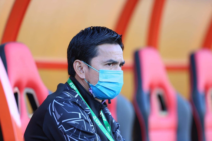 HLV Kiatisuk bị nhiễm Covid-19 nên chưa thể quay trở lại Pleiku. Bầu Đức đã cử người chăm sóc đặc biệt cho Kiatisuk. Ảnh: Đ.Đ