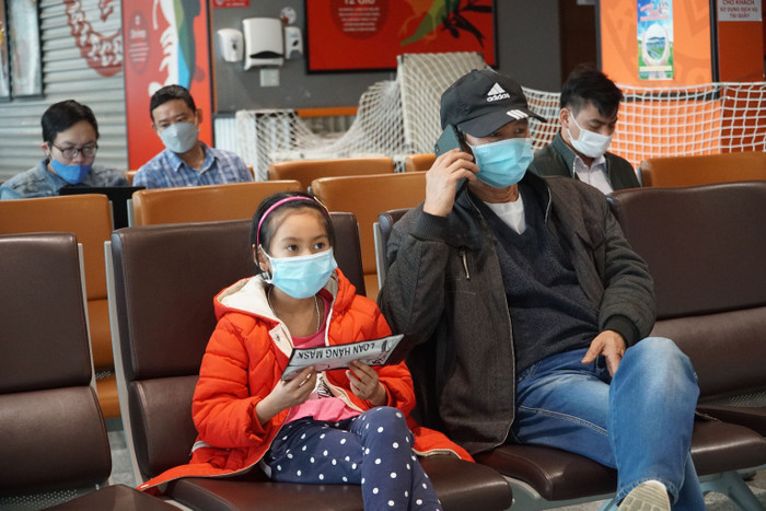 Nhiều người tỏ ra khá lo lắng trước khi được gặp người thân tại sân bay Nội Bài