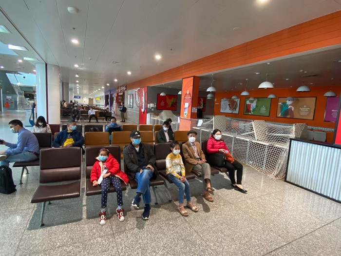 Chuyến bay đầu về từ Ukraine và những giọt nước mắt tại sân bay Nội Bài: 'Không phải ai cũng được bay về' Ảnh 9