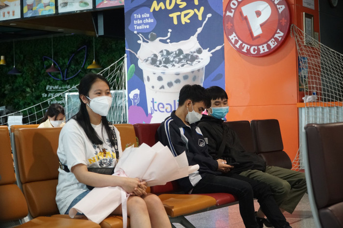 Người dân chờ đón người thân tại sân bay Nội Bài.