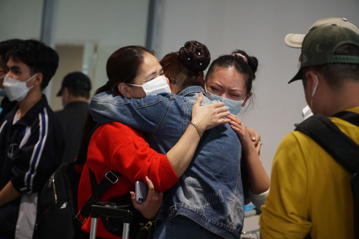 Giọt nước mắt hạnh phúc trong vòng tay gia đình