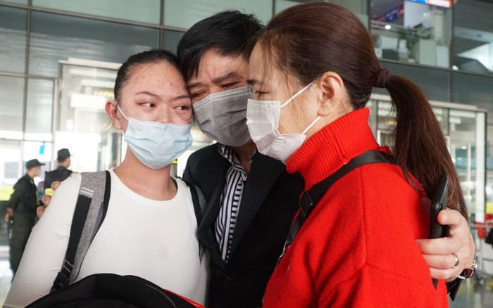 Niềm vui vỡ oà của những người Việt Nam từ Ukraine về đến quê nhà Ảnh 2