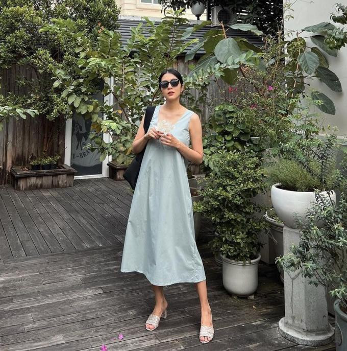 Chỉ diện đồ basic, đứng vào một khung ảnh đẹp, phần còn lại tự thần thái của cô sẽ cân đẹp tất cả. 