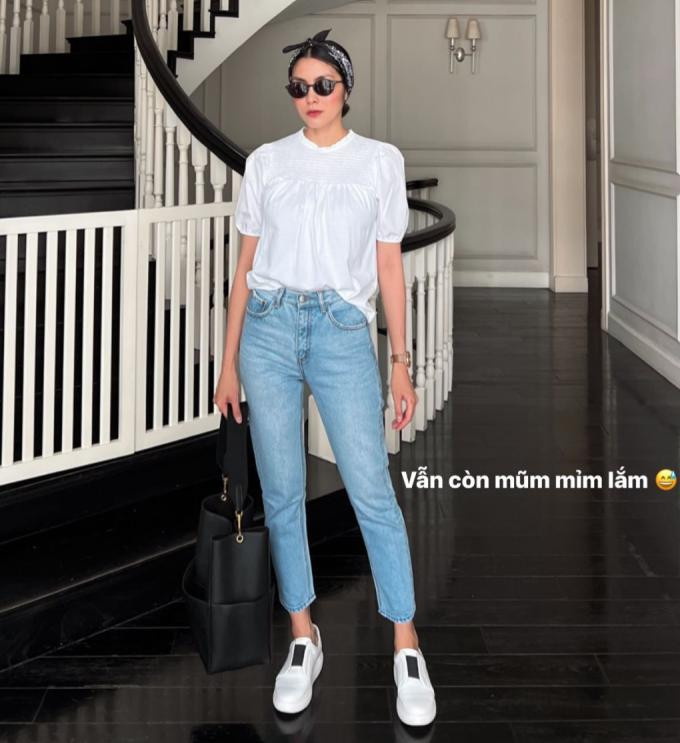 Phong cách ăn mặc của cô tựu trung nghiêng về các thiết kế basic, mang tone màu trung tính, nhẹ nhàng. 