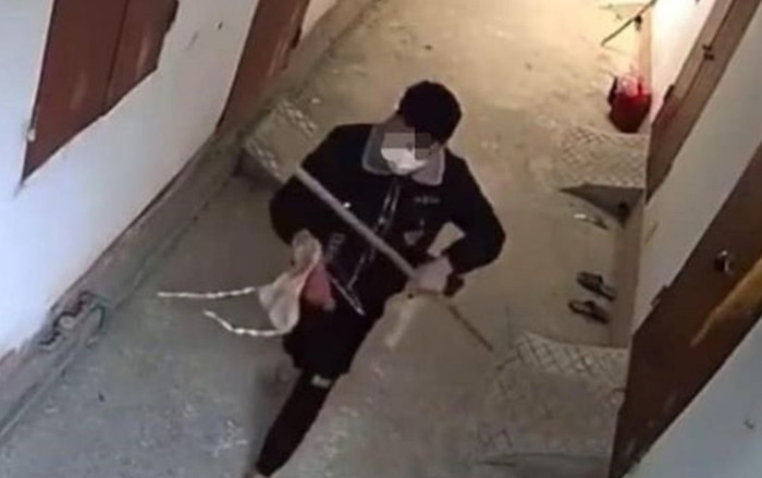 Đúng dịp 8/3, thanh niên bịt kín mặt rồi vào xóm trọ làm điều xấu hổ này Ảnh 2