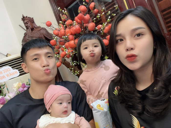 Hình ảnh mới nhất của gia đình Bùi Tiến Dũng và Khánh Linh trên Facebook cá nhân của nam cầu thủ