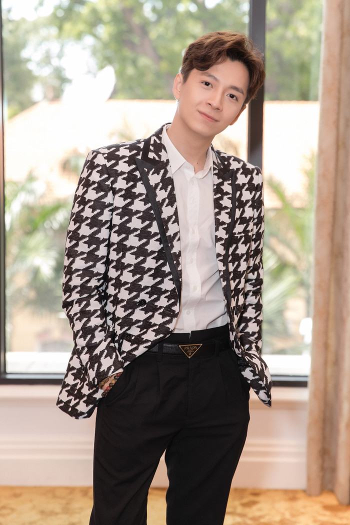 Khác với những lúc giả gái, trong cuộc sống hàng ngày, giọng ca “Truyền Thái Y” sở hữu gu thời trang thanh lịch và nam tính.