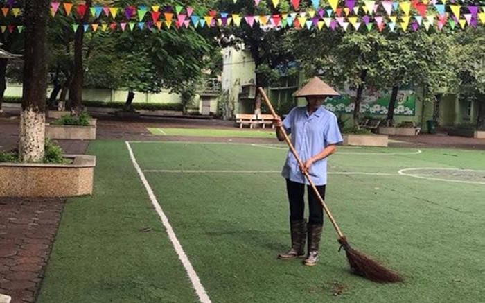 Khó chịu khi bị cô lao công nhìn lén, nam sinh sau đó đã thay đổi thái độ khi biết lý do Ảnh 2