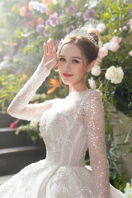 Bộ váy cưới của Xoài Non từng khiến dân tình xôn xao một thời vì trị giá lên tới 28 tỷ đồng