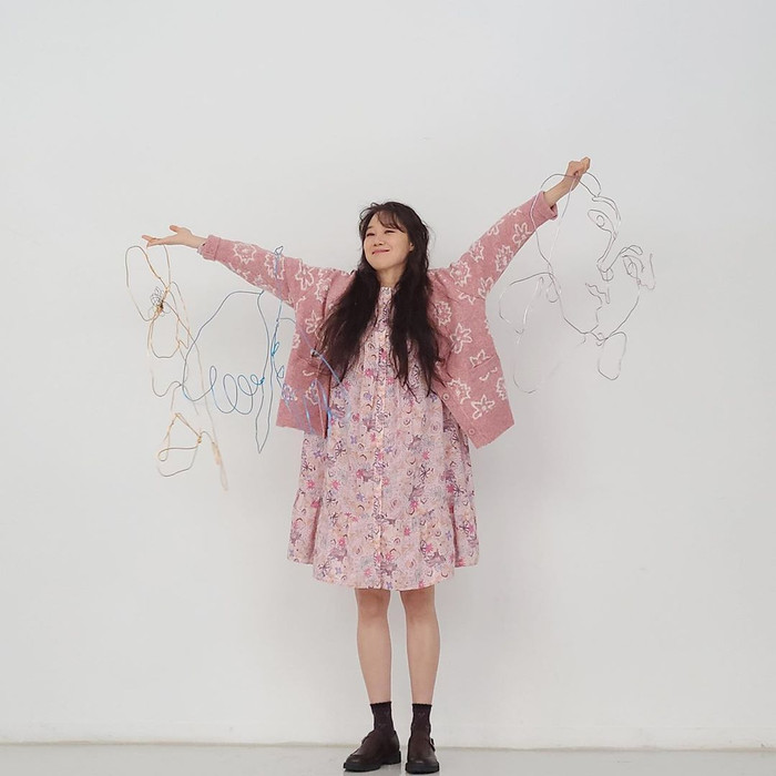 Những chiếc váy hoa nhí nhẹ nhàng được nữ chính Khi hoa trà nở phối cùng áo cardigan ton-sur-ton để tạo nên tổng thể độc lạ mà vẫn hài hòa.