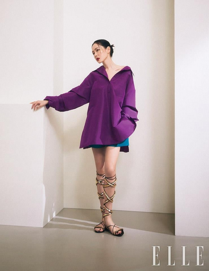 Chụp ảnh bìa tạp chí, nữ diễn viên sinh năm 1982 'thiên biến vạn hóa' trong nhiều trang phục, thử nghiệm nhiều phong cách mới lạ.