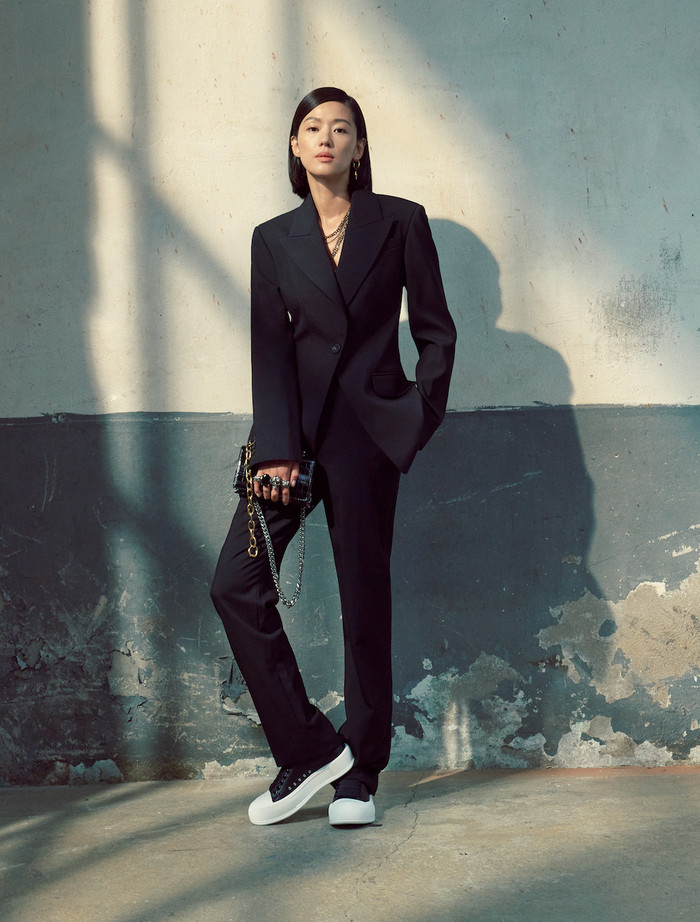 Jun Ji Hyun khéo léo kết hợp sự thanh lịch vốn có của dòng tailoring với các món đồ thời trang casual thoải mái, trẻ trung.