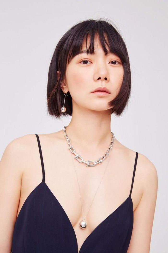 Bae Doona tạo ra sân chơi cho riêng mình bằng những điểm nhấn khác biệt trong trang phục và phụ kiện.