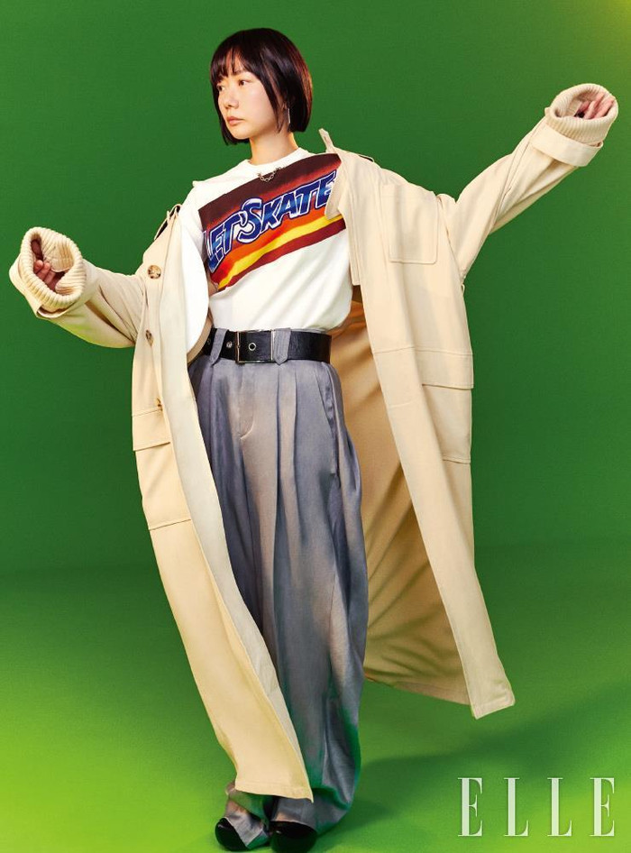 Dù là trang phục oversized, đại sứ thương hiệu Louis Vuitton vẫn biết cách dung hòa cùng phụ kiện để tạo ra tổng thể “không lẫn vào đâu”.