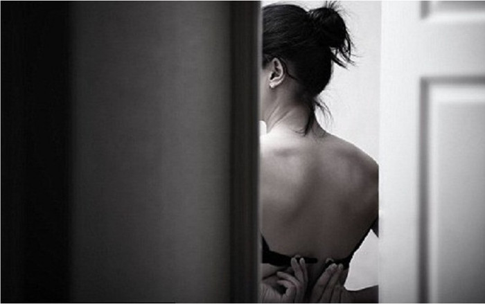 Nhận nữ giúp việc làm con nuôi, người vợ cay đắng phát hiện cảnh tượng sốc trong phòng ngủ của mình Ảnh 2