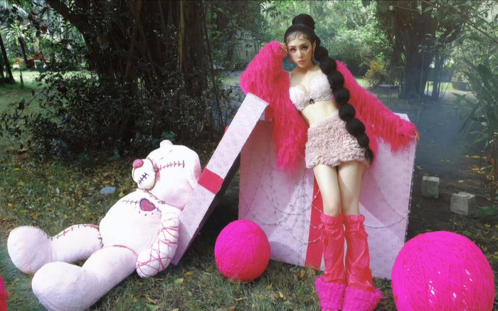 Du Uyên chào tuổi mới với hình ảnh sexy, khoe hình xăm ngầu đét, chuyện buồn tình cảm rời xa thật rồi Ảnh 2