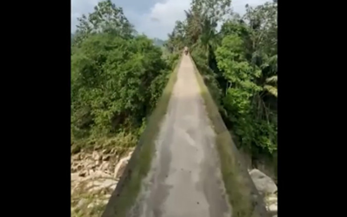 Clip: Thót tim di chuyển trên cây cầu nhỏ không có lan can, bên dưới là vực sâu thăm thẳm Ảnh 2