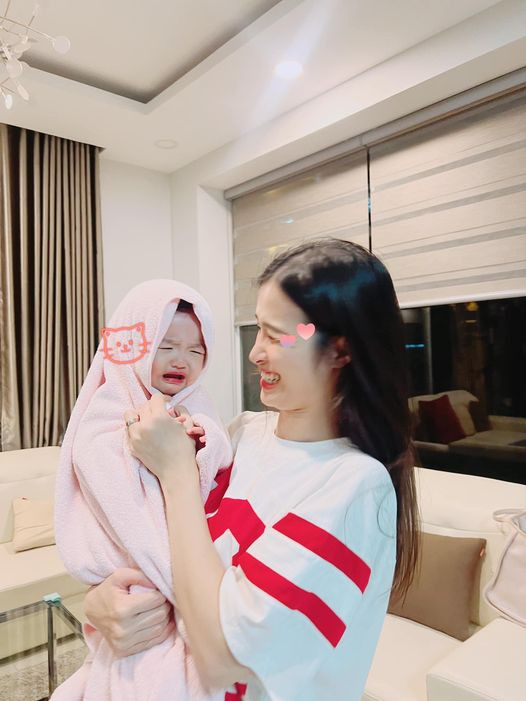Nhưng thỉnh thoảng Winnie sẽ mếu máo với mẹ Đông Nhi như thế này đây