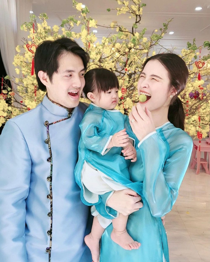 Hình ảnh ái nữ Winnie bên cạnh bố mẹ trong dịp Tết nguyên đán vừa qua