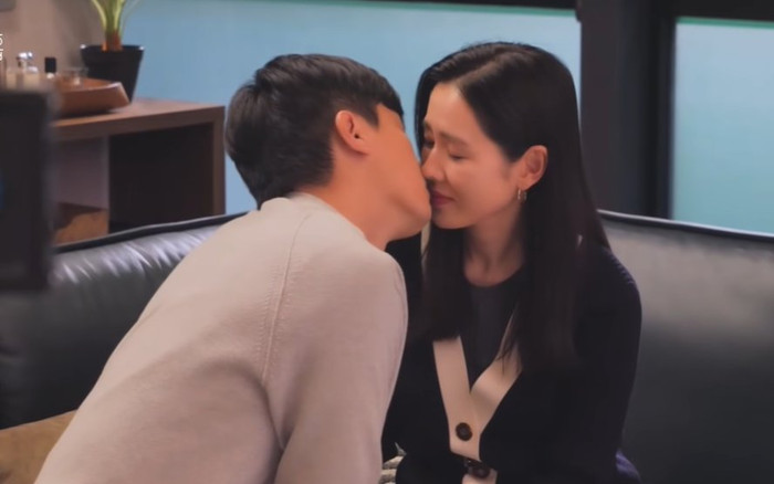Son Ye Jin 'mất giá' khi được trai trẻ hôn trong 'Tuổi 39': Đáng yêu hết sảy, Hyun Bin chịu sao nổi! Ảnh 2