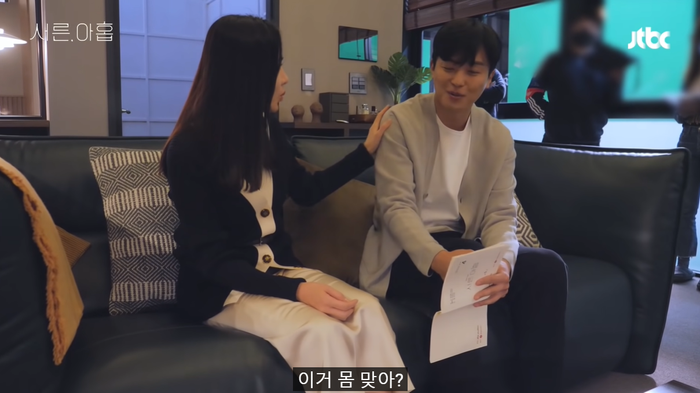 Son Ye Jin 'mất giá' khi được trai trẻ hôn trong 'Tuổi 39': Đáng yêu hết sảy, Hyun Bin chịu sao nổi! Ảnh 3