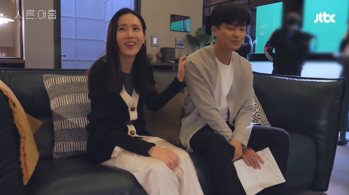 Son Ye Jin 'mất giá' khi được trai trẻ hôn trong 'Tuổi 39': Đáng yêu hết sảy, Hyun Bin chịu sao nổi! Ảnh 4