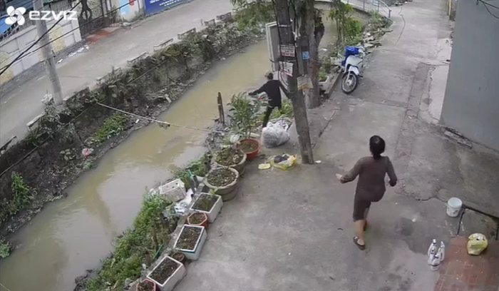 May mắn là người dân đã phát hiện ngay và hô hoán người nhà đến cứu ông cụ kịp thời. 