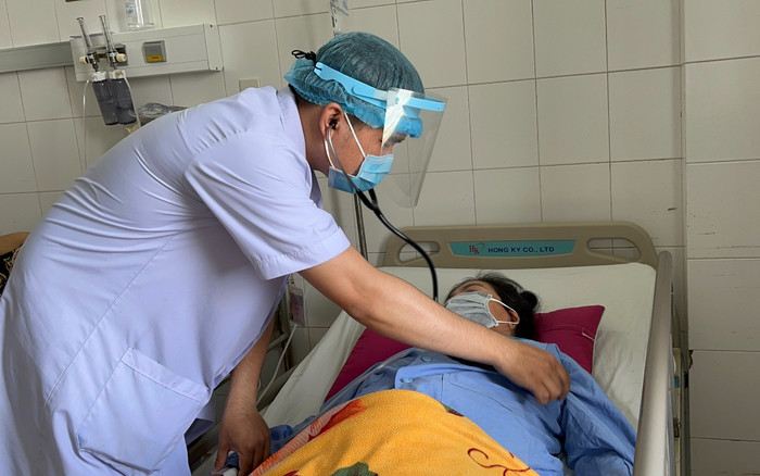 Bệnh nhân Covid-19 nặng, xuất huyết tự phát và 60 phút cam go cầm máu Ảnh 2