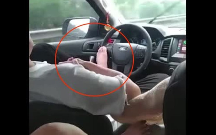 Clip: Cặp đôi làm điều xấu hổ khi đang lái xe ô tô khiến dân tình kêu oai oái Ảnh 2