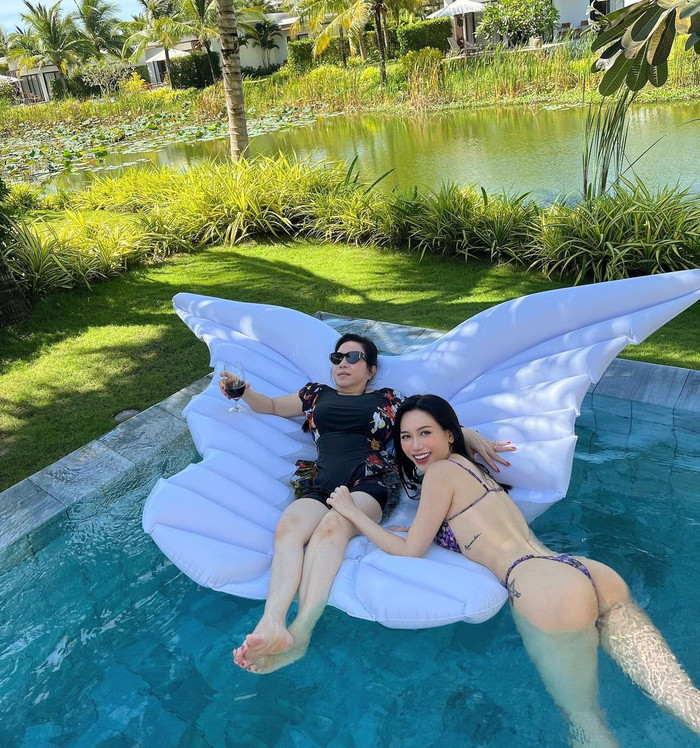 Nhưng vẫn chưa đủ khiến dân tình 'sốc' như Sĩ Thanh khi cô nàng vô tư khoe nguyên bàn tọa bên cạnh mẹ ruột