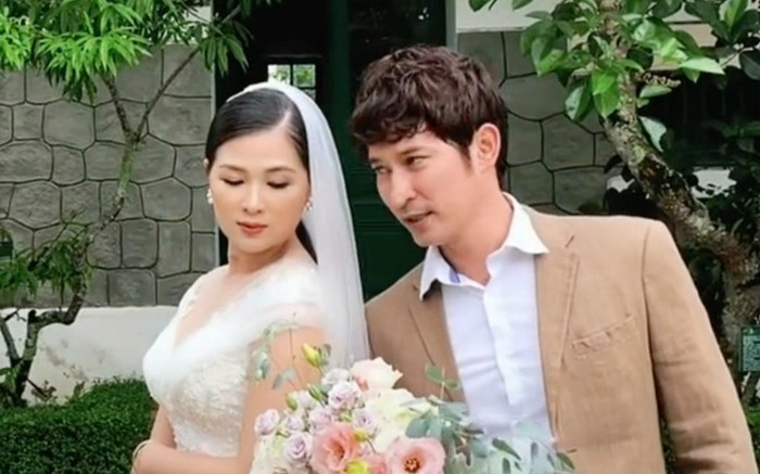 Vợ chồng Huy Khánh khoe ảnh tình tứ kỉ niệm 10 năm kết hôn, nhan sắc sau 10 năm gây sốt Ảnh 2