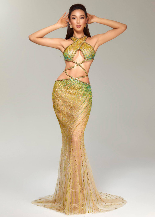Mang vinh quang về cho nước nhà tại đấu trường quốc tế Miss Grand International 2021, Thùy Tiên diện trang phục đuôi cá, chất liệu xuyên thấu đính đá rực rỡ. Chiếc đầm dạ hội của nữ hậu cũng là bộ cánh hở bạo nhất trong top 5.